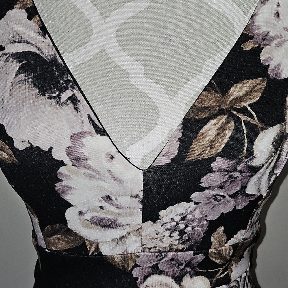 Windsor V-Neck Floral Dress - Picture 7 of 7